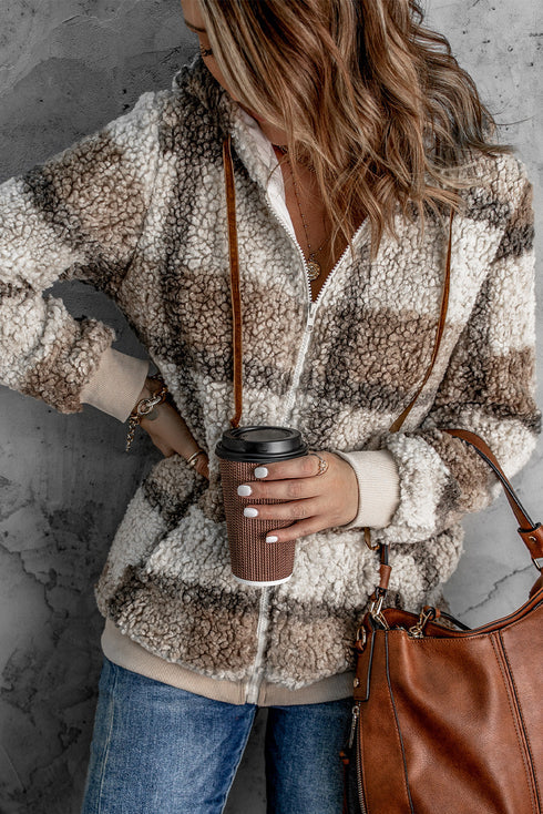 Un abrigo acogedor con capucha y un bonito estilo de osito de peluche para los días fríos.