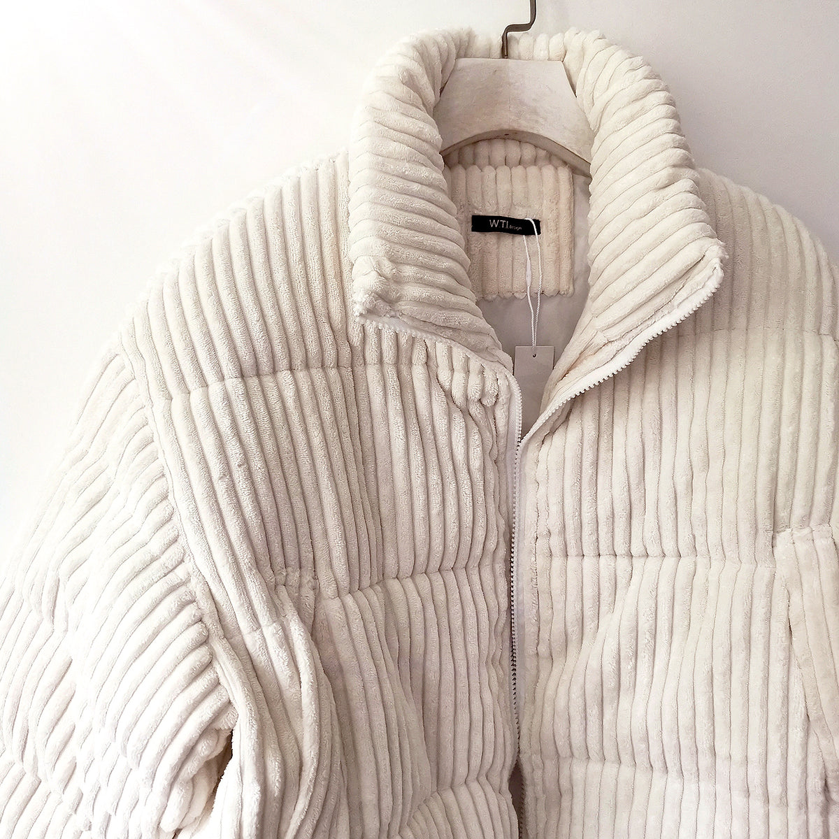 Chaqueta Acolchada de Cuello Alto en Color Crema para Mujer