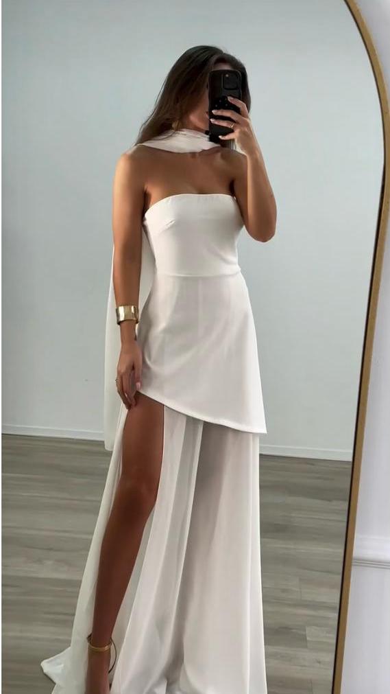 Vestido sin tirantes con diseño elegante y doble falda fluida