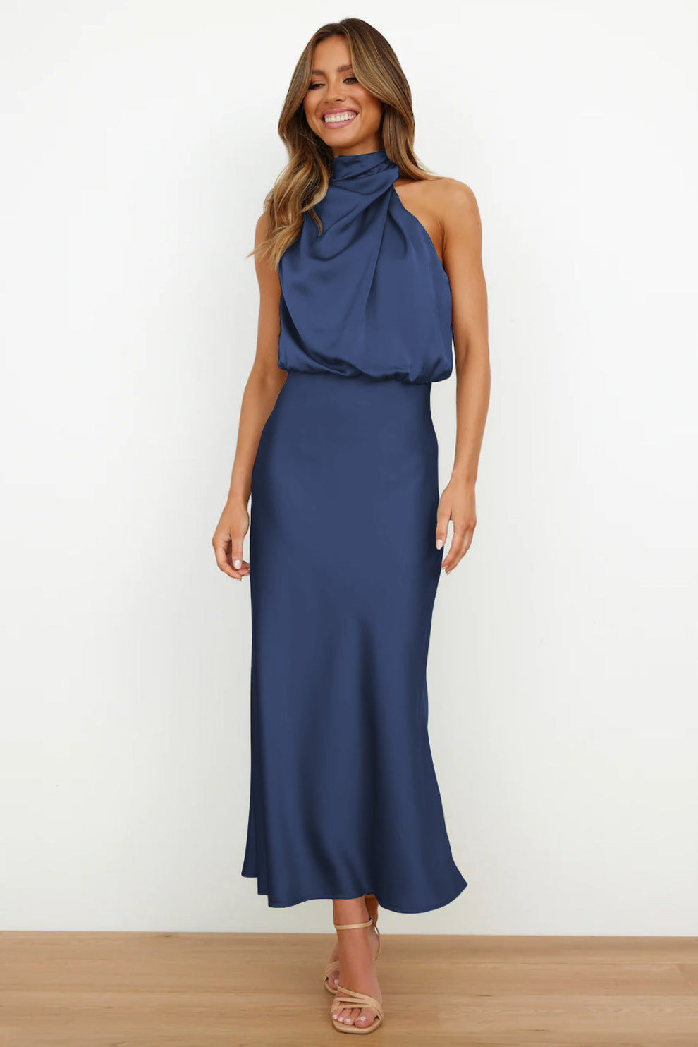 Vestido largo elegante con escote asimétrico y diseño sofisticado