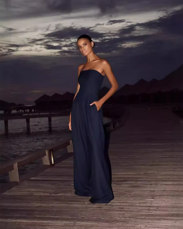 Elegante mono de noche sin tirantes con pantalón amplio para eventos y fiestas