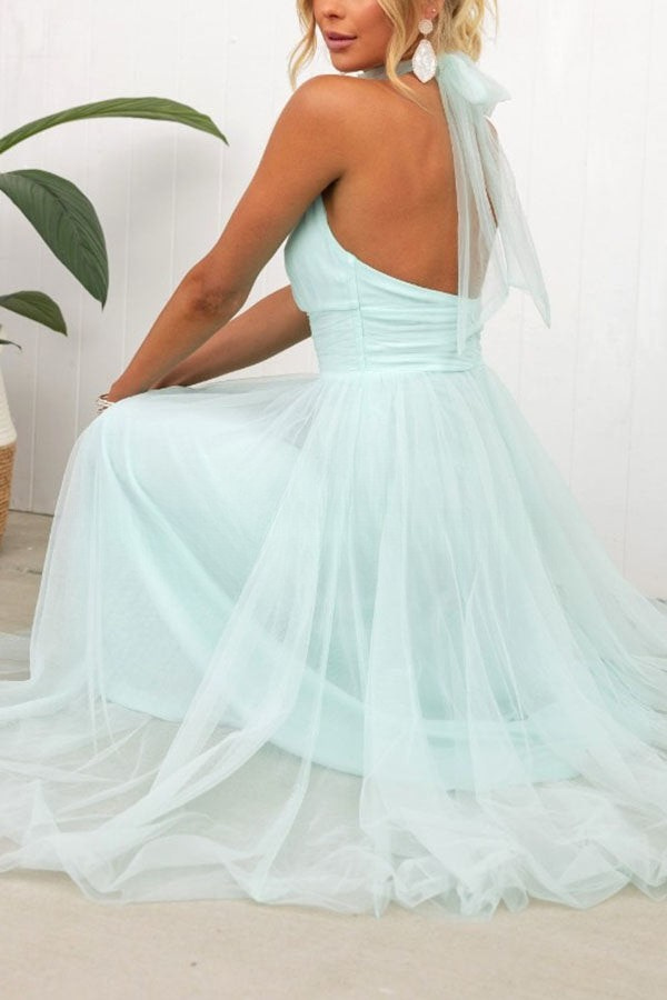 Vestido maxi con cuello halter y detalles fruncidos para un mira sofisticado