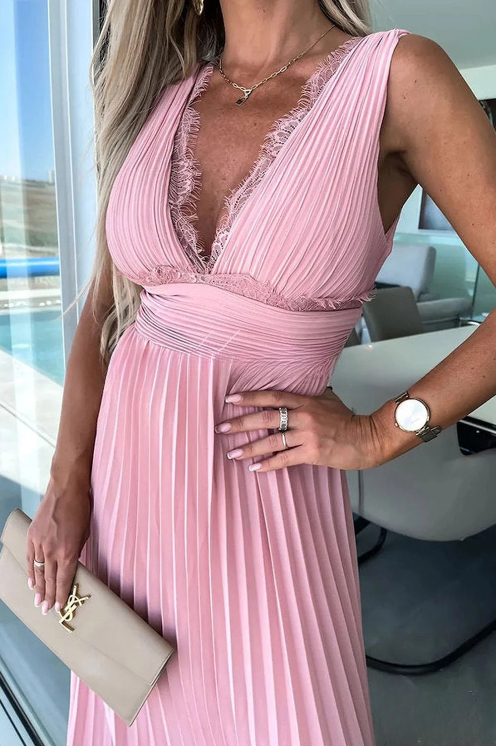 Vestido largo elegante con escote en V y detalles de encaje plisado para ocasiones especiales