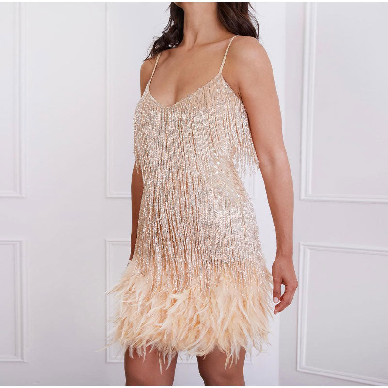 Vestido mini de cóctel con tirantes y diseño elegante