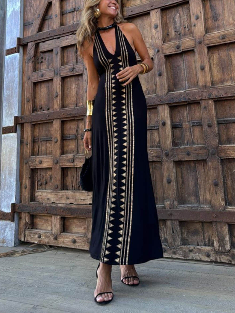 Vestido largo ajustado con estampado geométrico y escote halter abierto en la espalda ideal para vacaciones