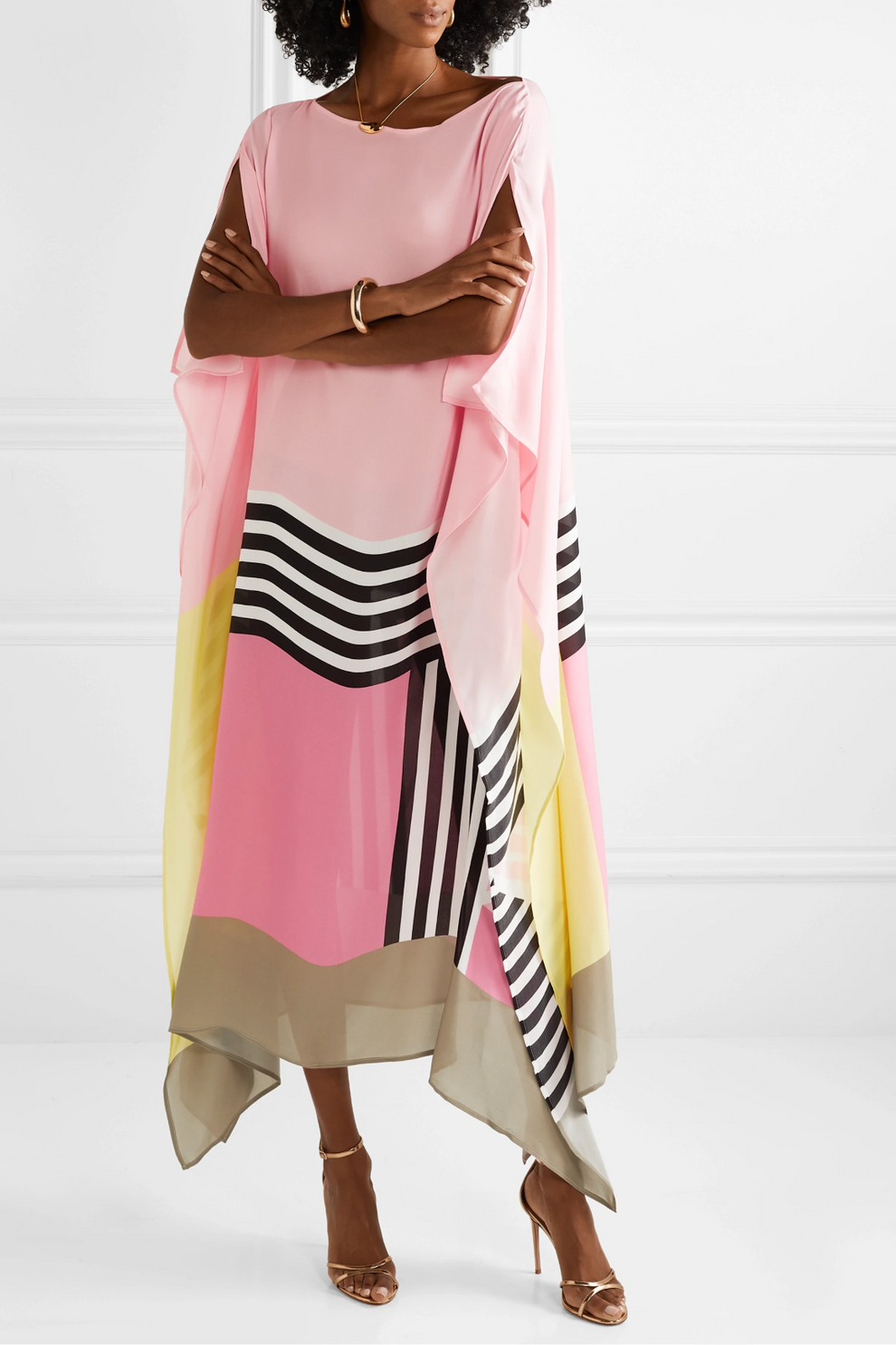 Vestido midi moderno estilo murciélago con estampado geométrico elegante