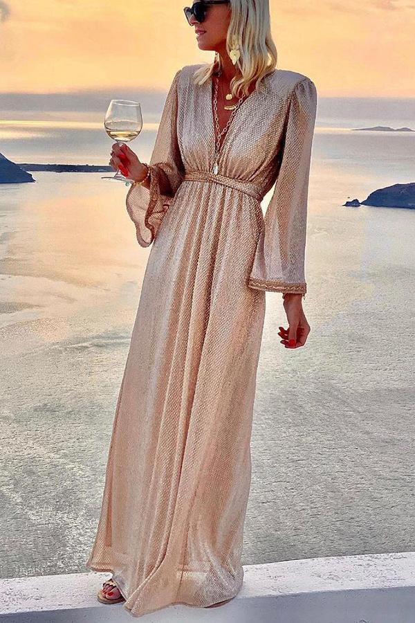 Vestido de cóctel con mangas acampanadas y brillo sofisticado