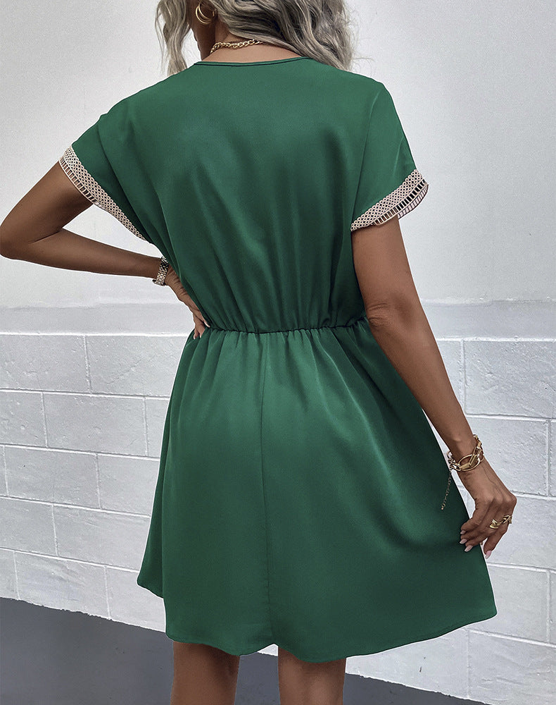 Vestido corto con detalles de borlas para un estilo relajado y actual