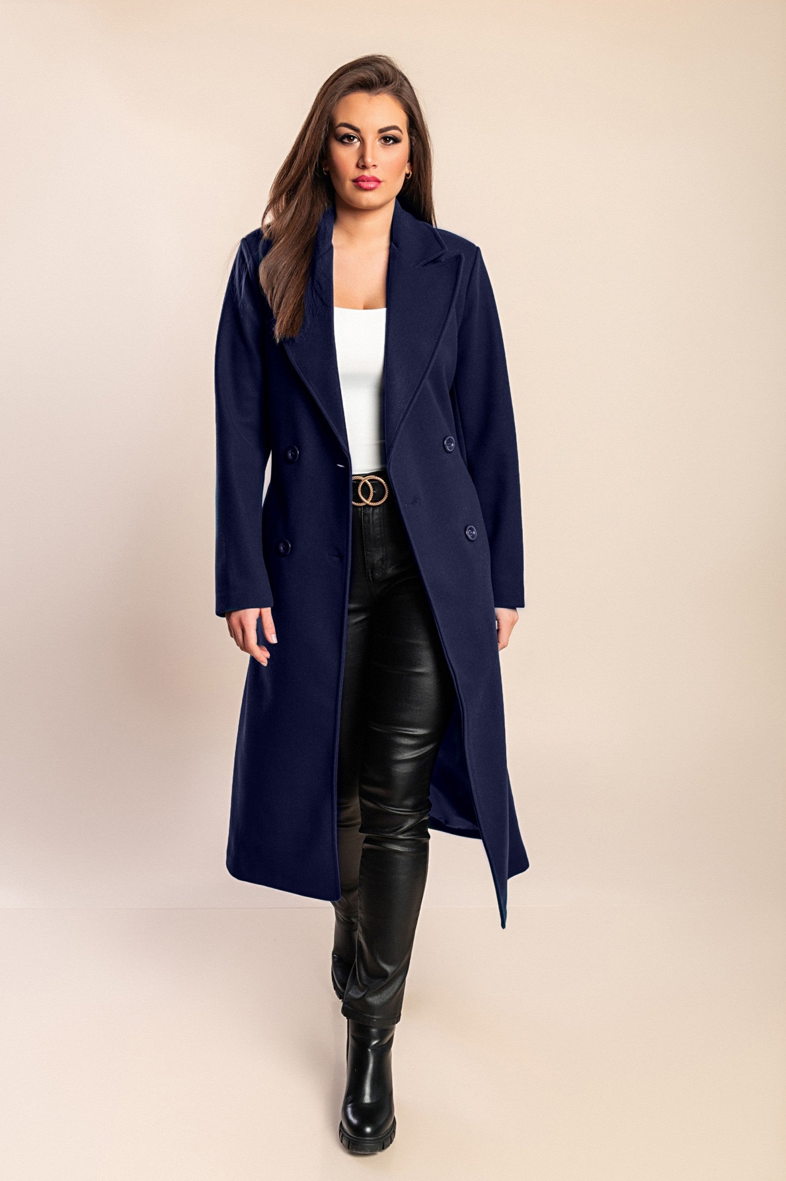 Abrigo largo elegante para mujer con cierre de botones y diseño sofisticado