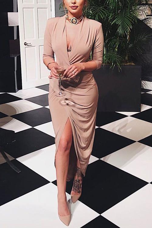 Vestido elegante de manga larga con escote en V y falda asimétrica para un estilo sofisticado