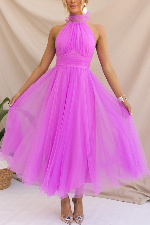 Vestido maxi con cuello halter y detalles fruncidos para un mira sofisticado