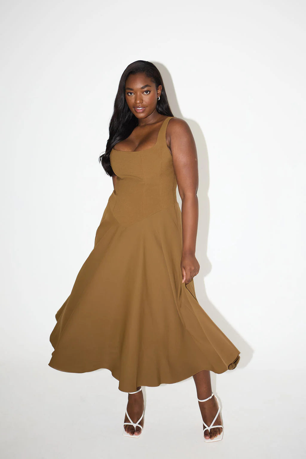 Vestido midi elegante para mujer con diseño sofisticado y versátil