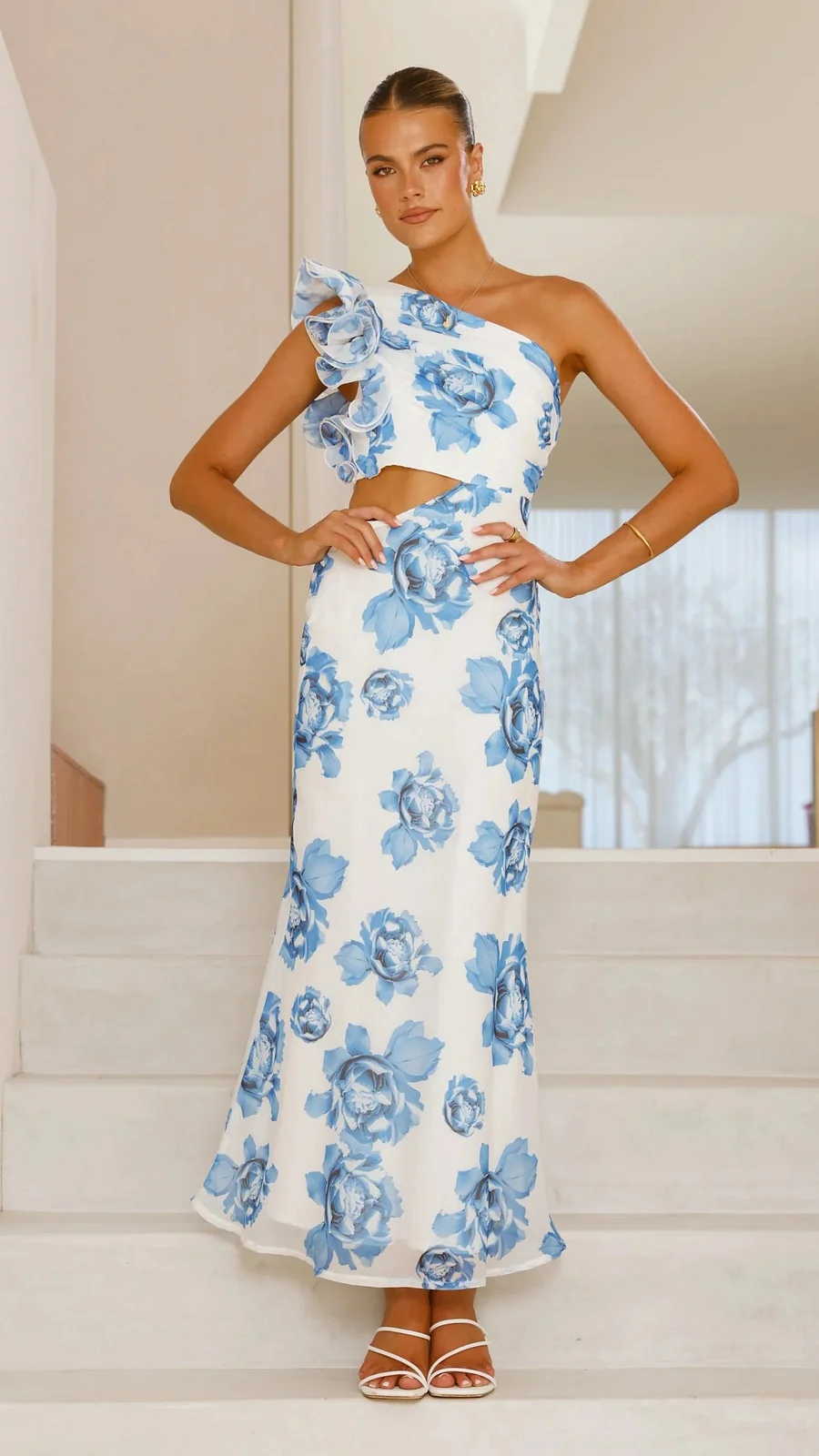 Vestido largo asimétrico con diseño floral elegante