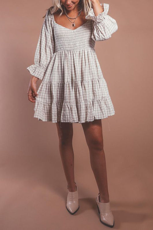 Vestido estilo babydoll con diseño de cuadros y detalle fruncido ideal para un mira casual y femenino