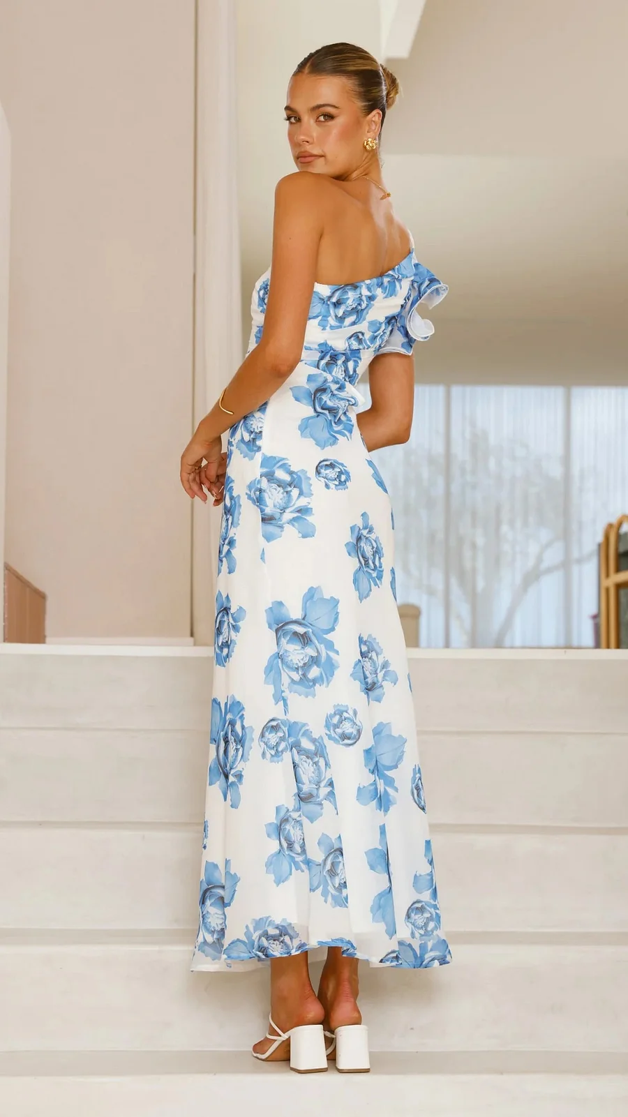 Vestido largo asimétrico con diseño floral elegante
