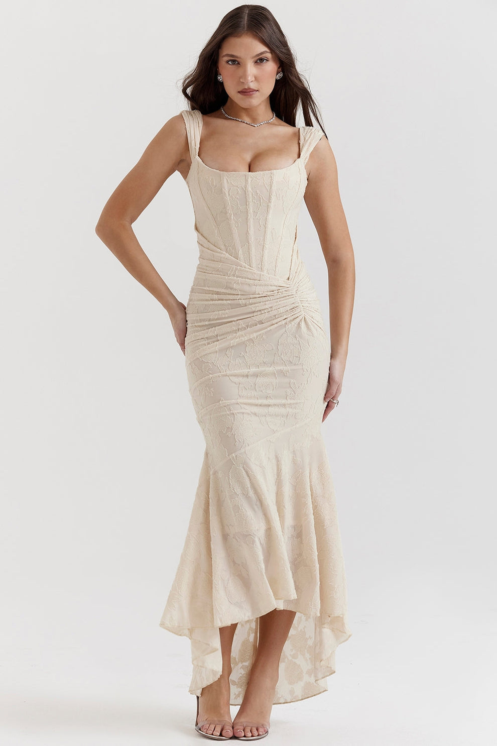 Vestido largo con diseño ajustado en la parte superior y estilo elegante