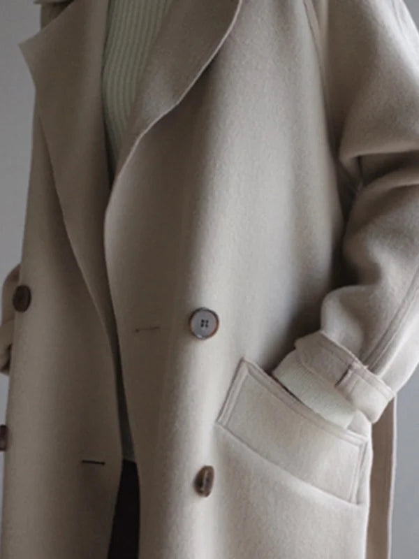 Abrigo holgado elegante con diseño minimalista