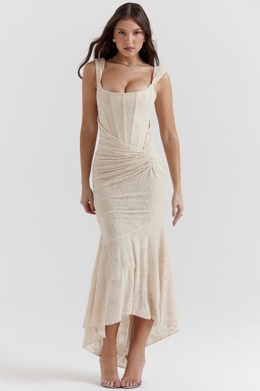 Vestido largo con diseño ajustado en la parte superior y estilo elegante