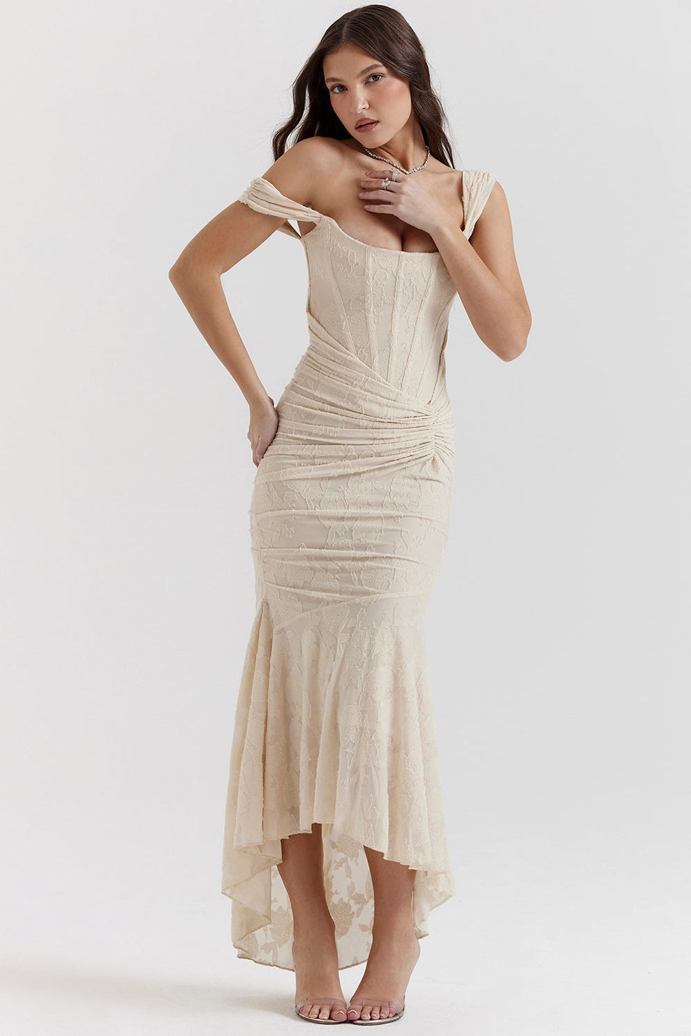 Vestido largo con diseño ajustado en la parte superior y estilo elegante