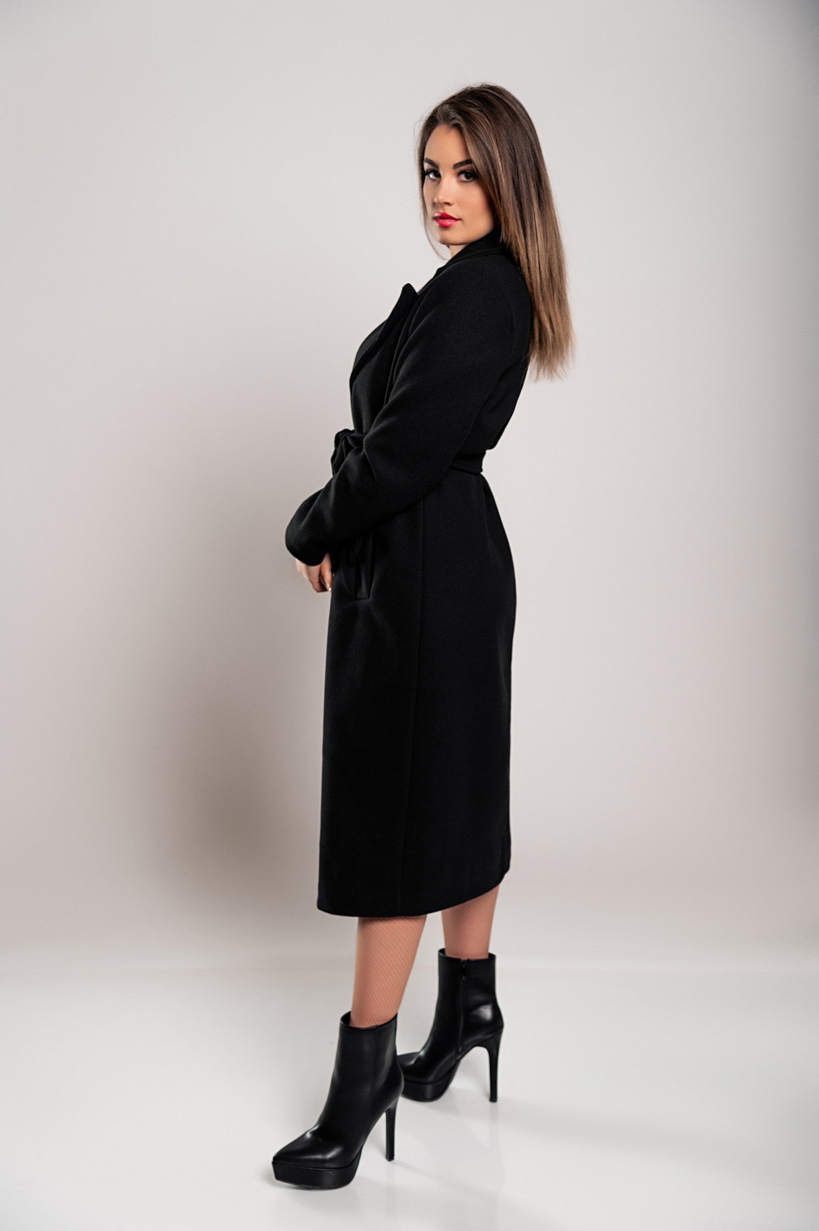 Abrigo largo elegante para mujer con cierre de botones y diseño sofisticado