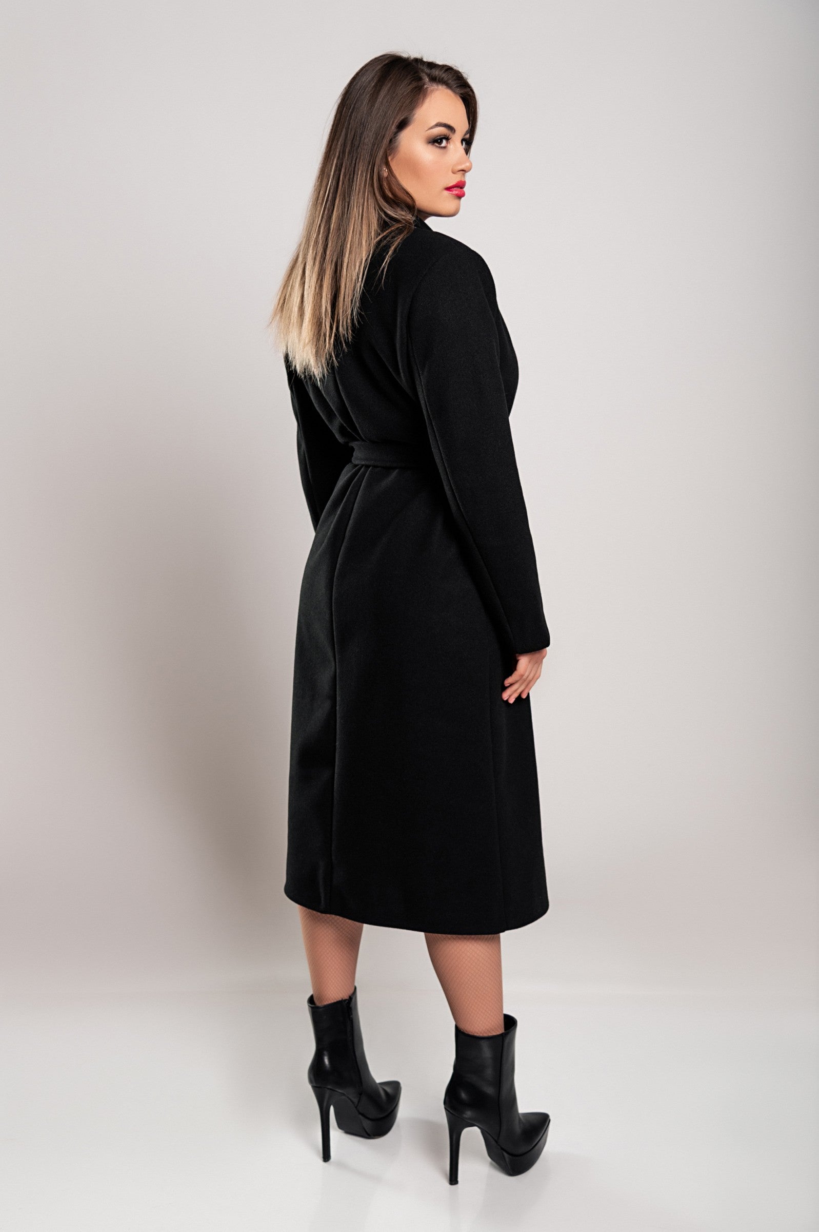 Abrigo largo elegante para mujer con cierre de botones y diseño sofisticado