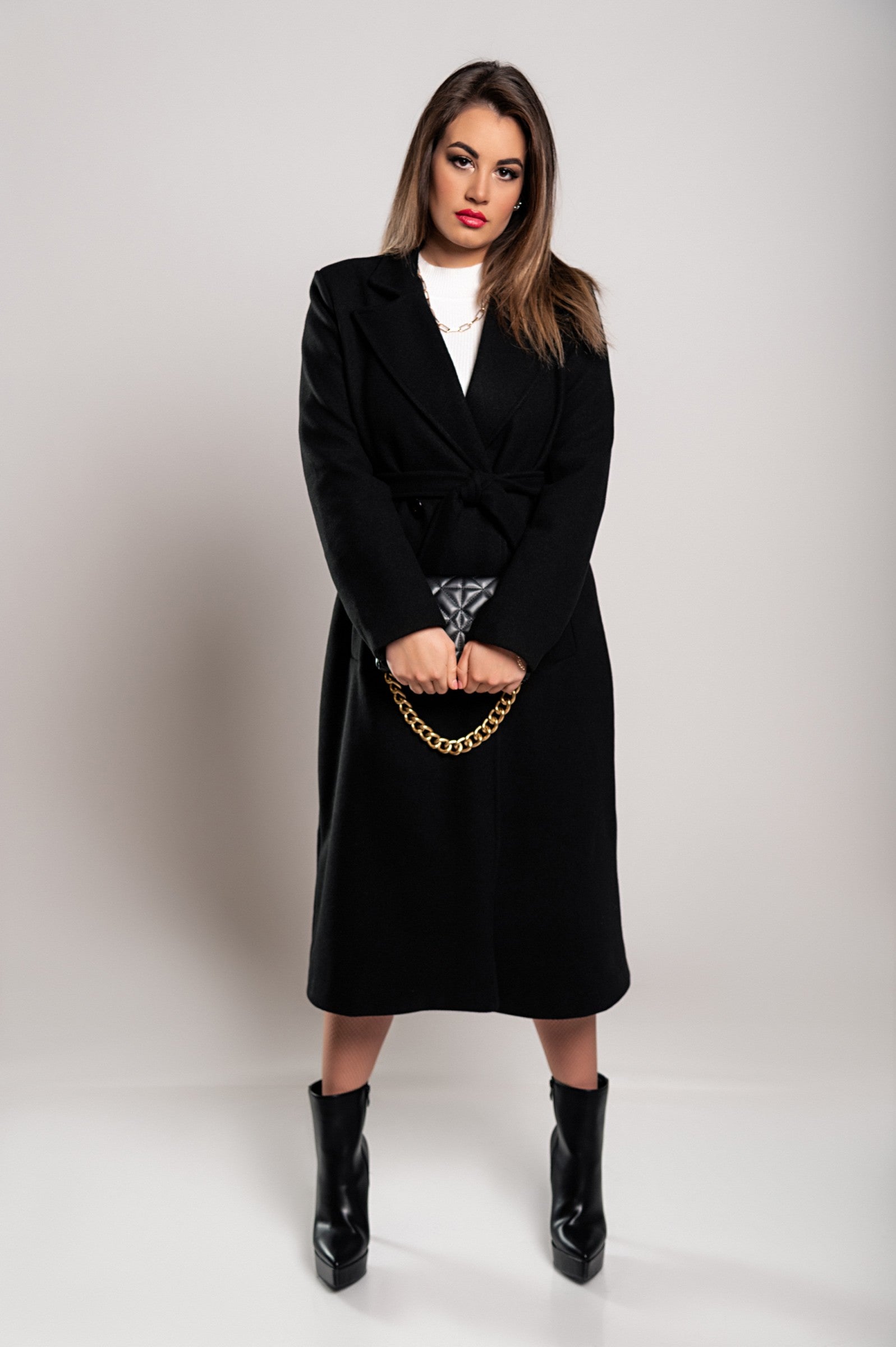 Abrigo largo elegante para mujer con cierre de botones y diseño sofisticado