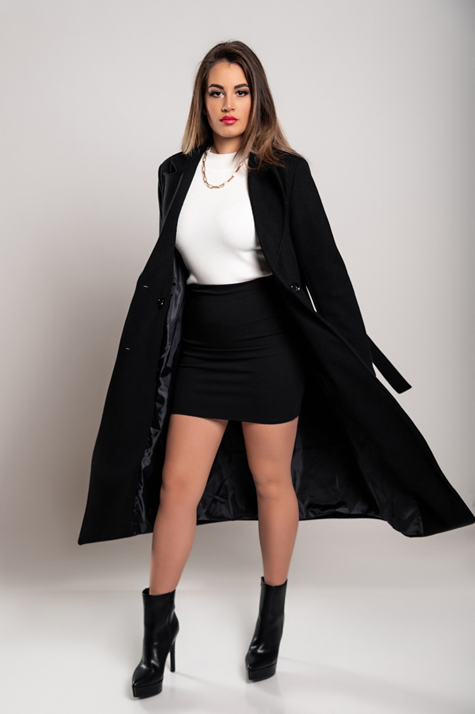 Abrigo largo elegante para mujer con cierre de botones y diseño sofisticado
