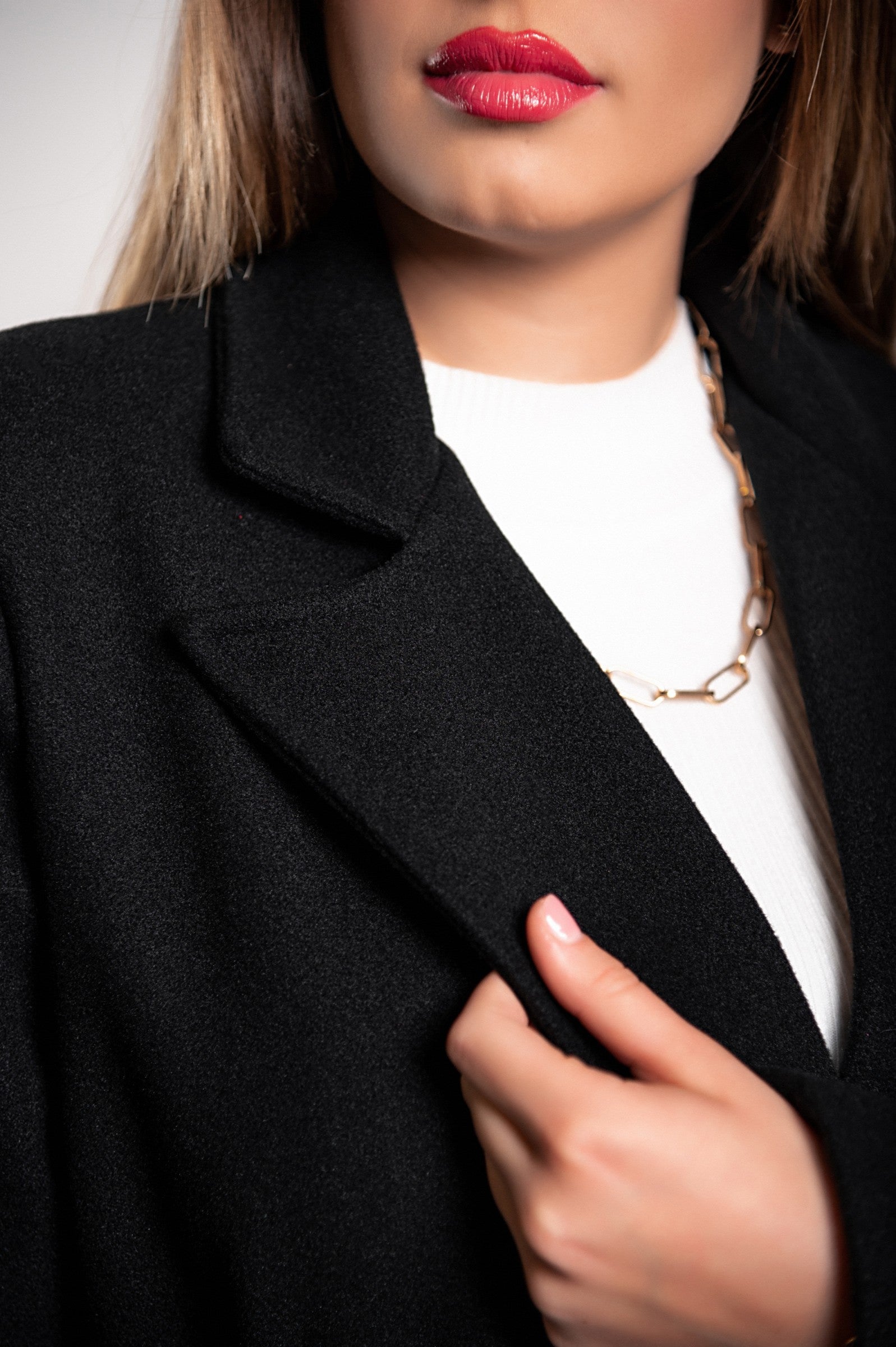 Abrigo largo elegante para mujer con cierre de botones y diseño sofisticado