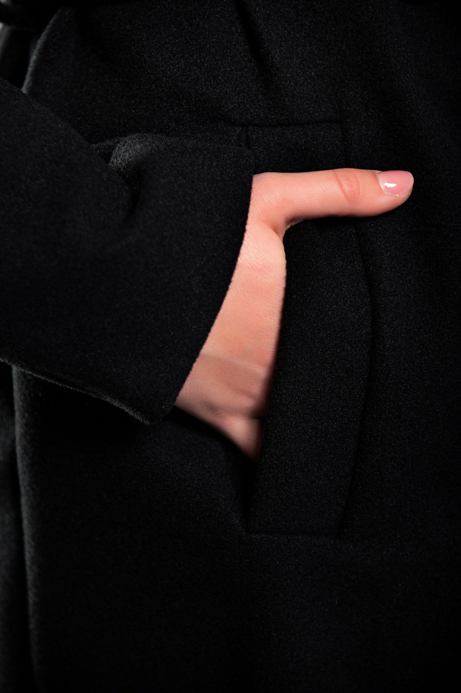 Abrigo largo elegante para mujer con cierre de botones y diseño sofisticado