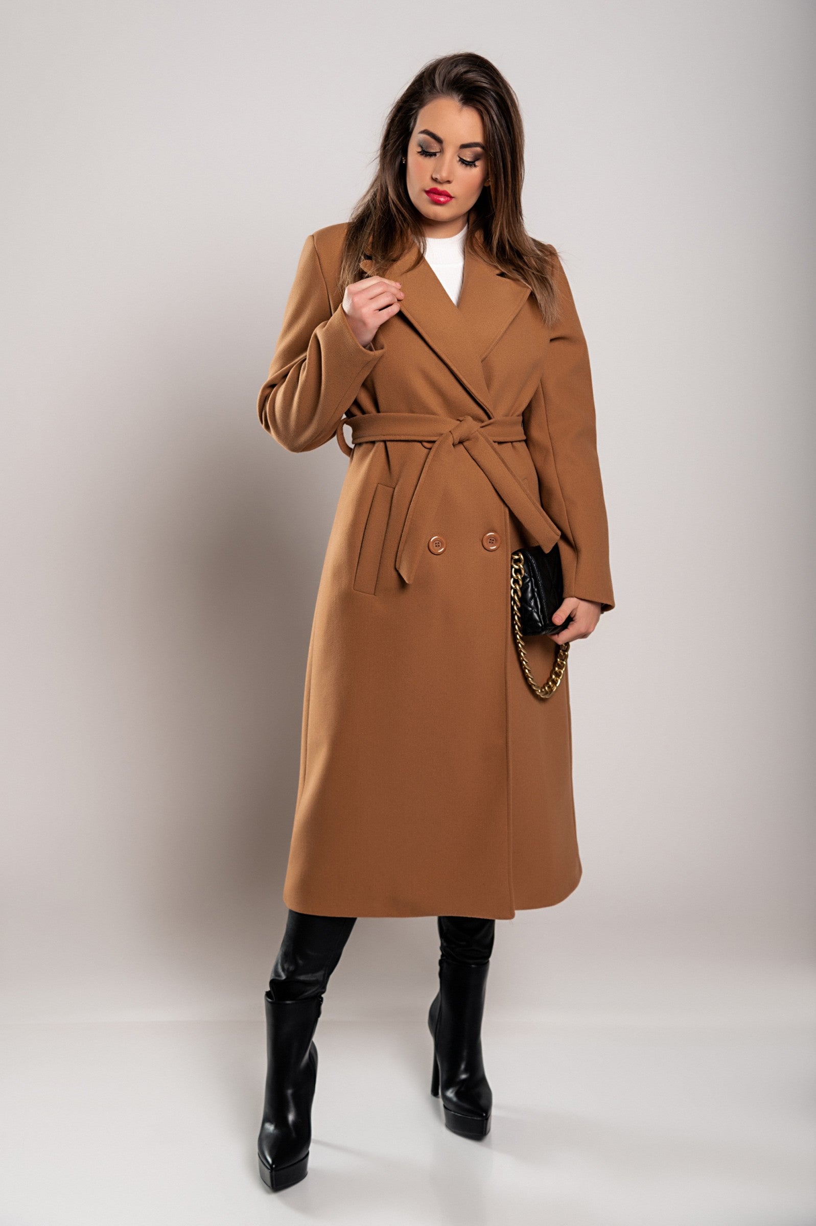Abrigo largo elegante para mujer con cierre de botones y diseño sofisticado