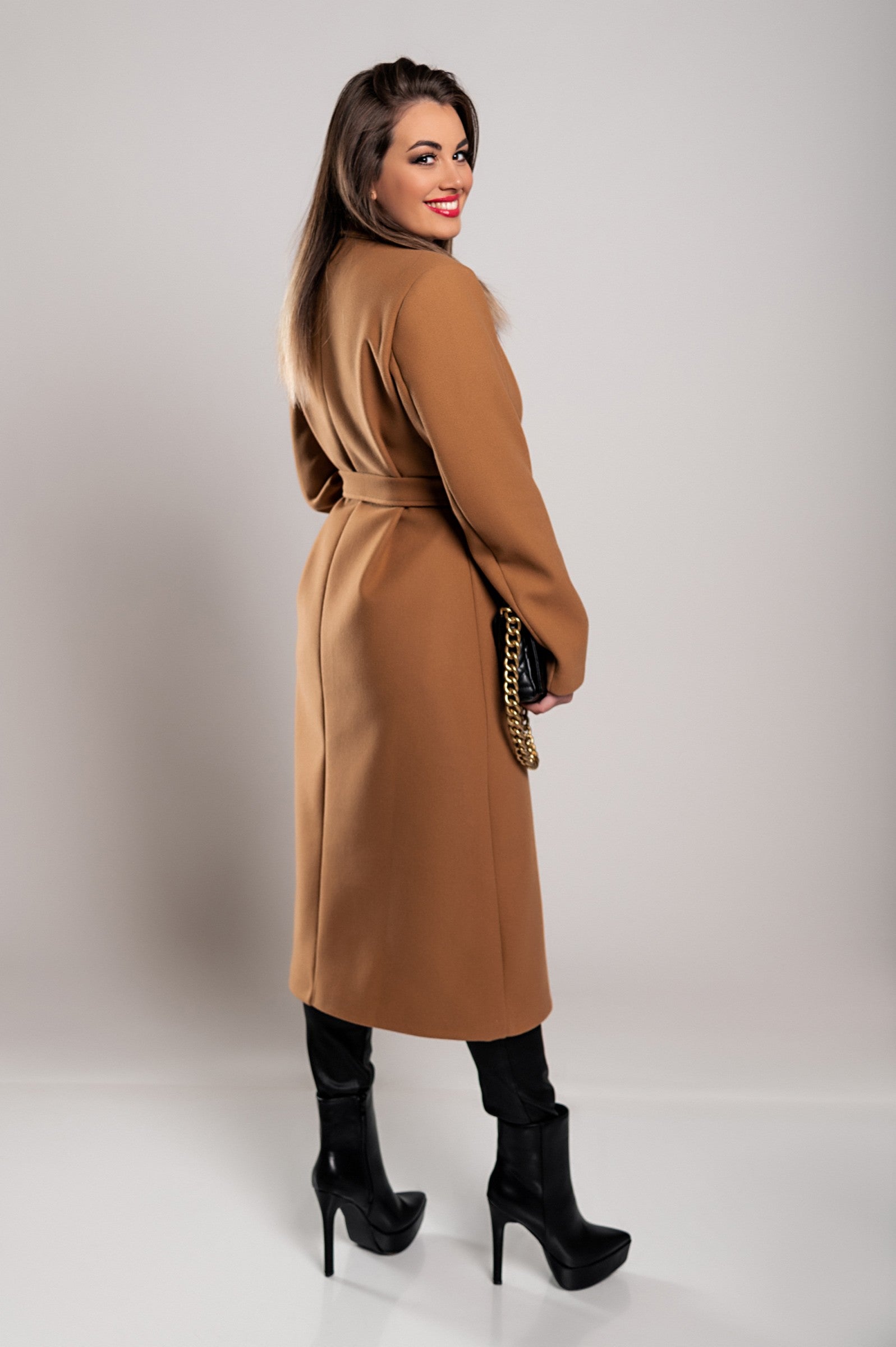 Abrigo largo elegante para mujer con cierre de botones y diseño sofisticado