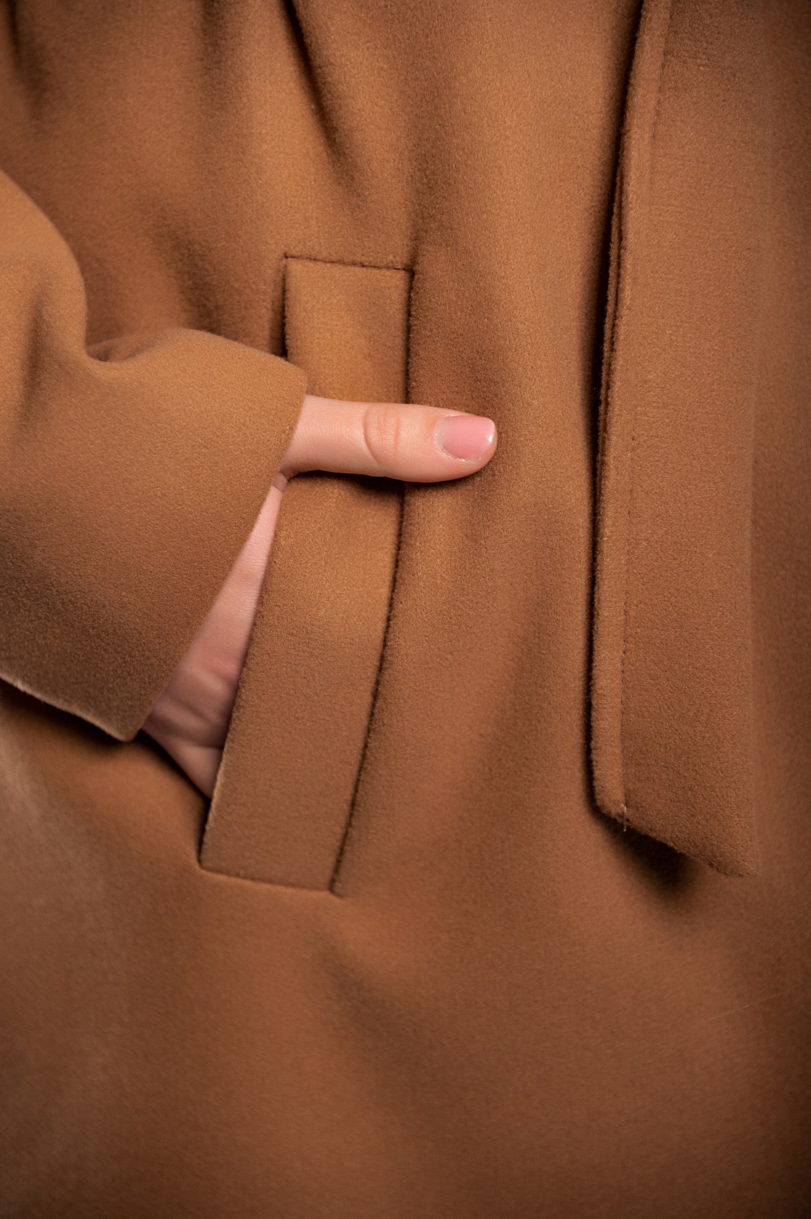 Abrigo largo elegante para mujer con cierre de botones y diseño sofisticado