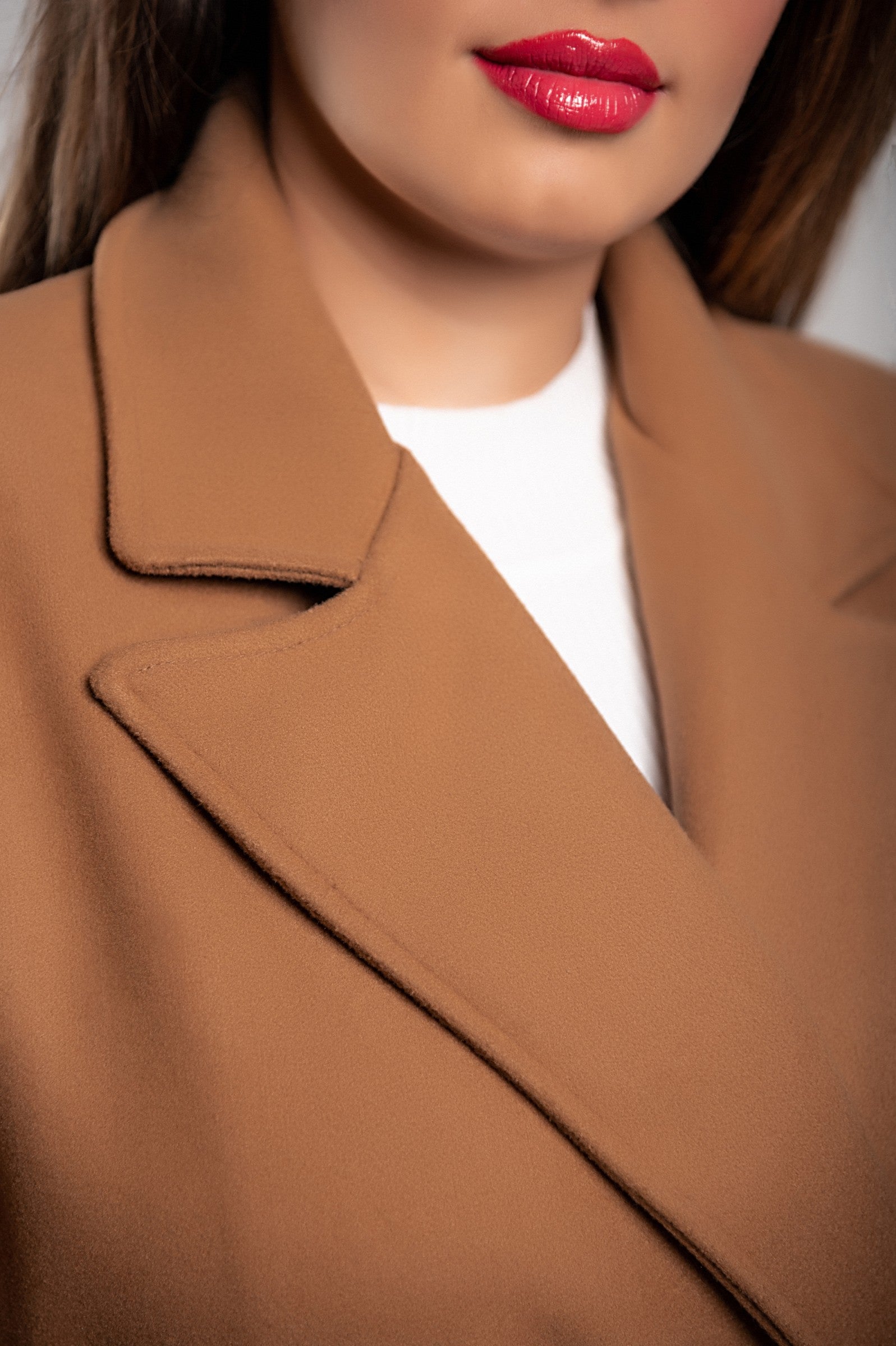 Abrigo largo elegante para mujer con cierre de botones y diseño sofisticado