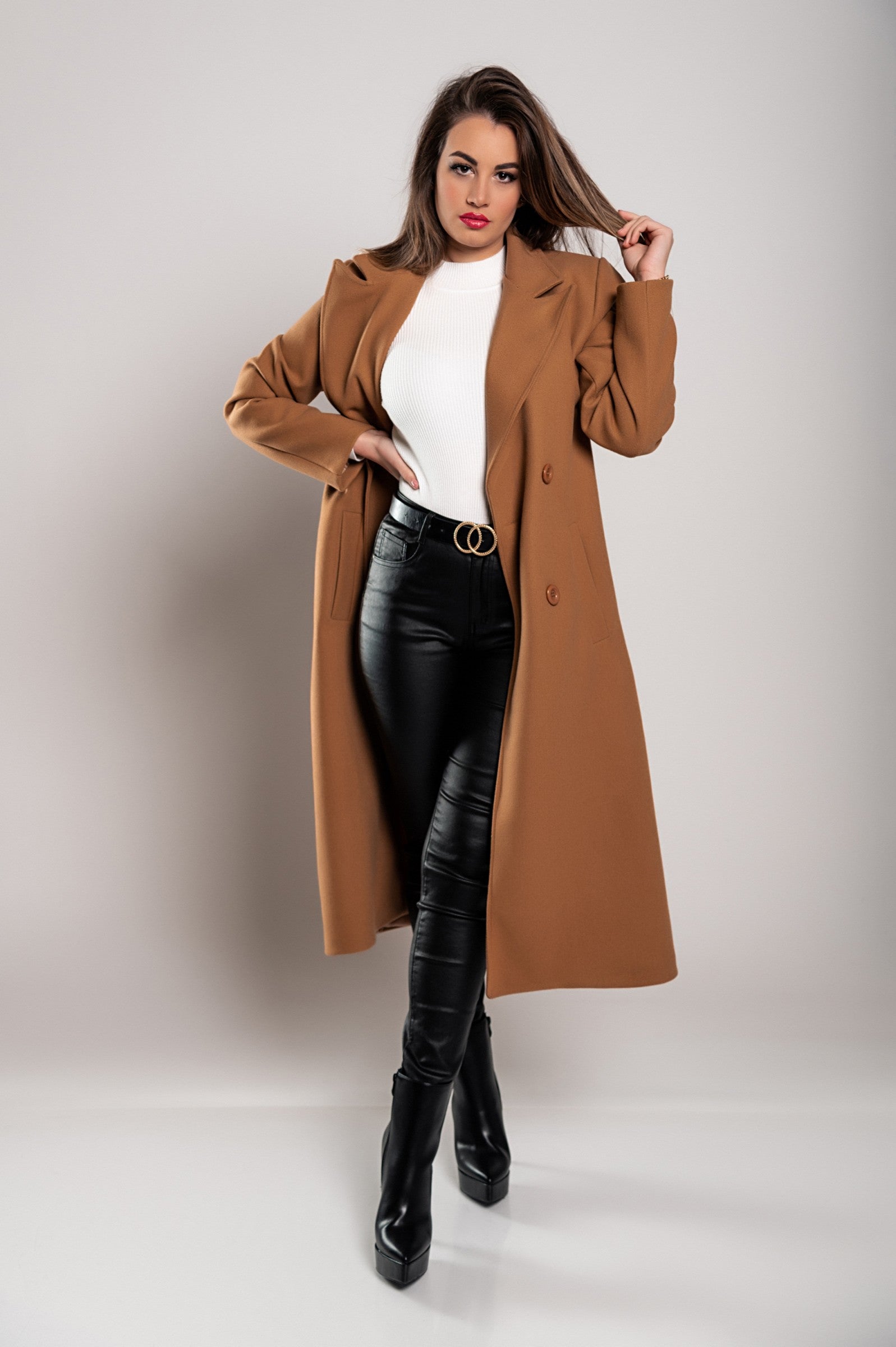 Abrigo largo elegante para mujer con cierre de botones y diseño sofisticado