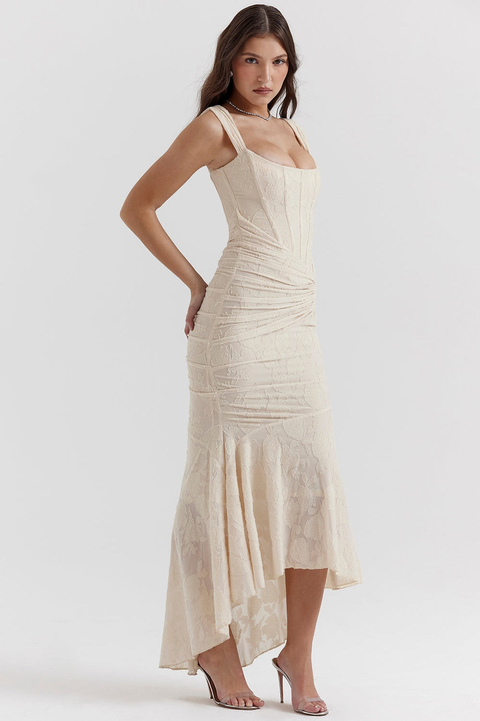 Vestido largo con diseño ajustado en la parte superior y estilo elegante