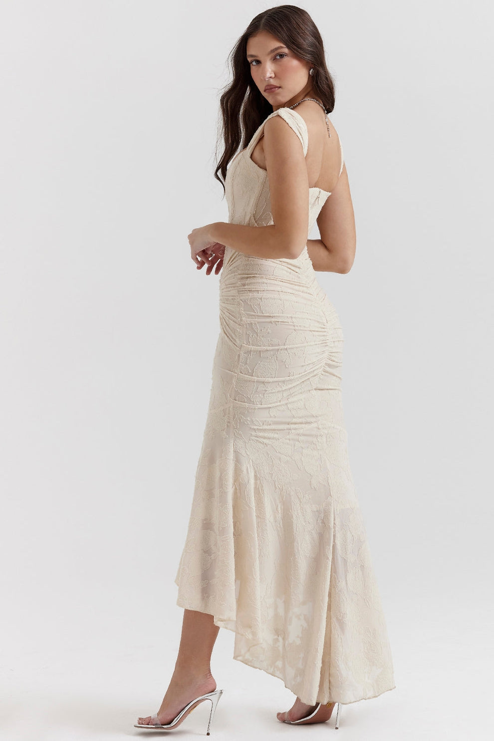 Vestido largo con diseño ajustado en la parte superior y estilo elegante
