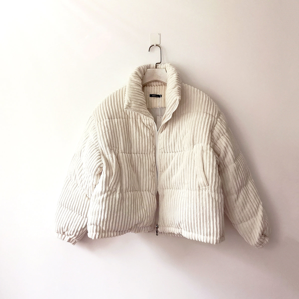 Chaqueta Acolchada de Cuello Alto en Color Crema para Mujer
