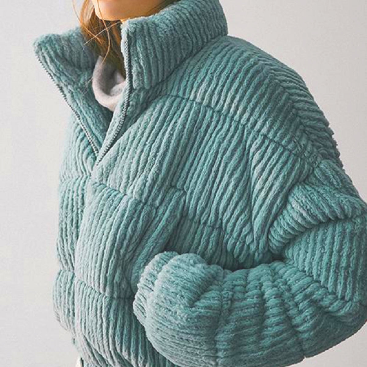 Chaqueta Acolchada de Cuello Alto en Color Crema para Mujer