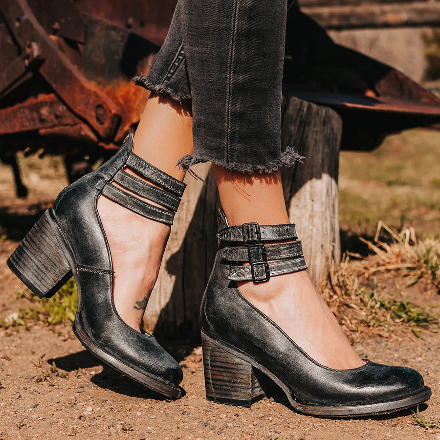 Zapatos con tacón estilo retro y diseño elegante