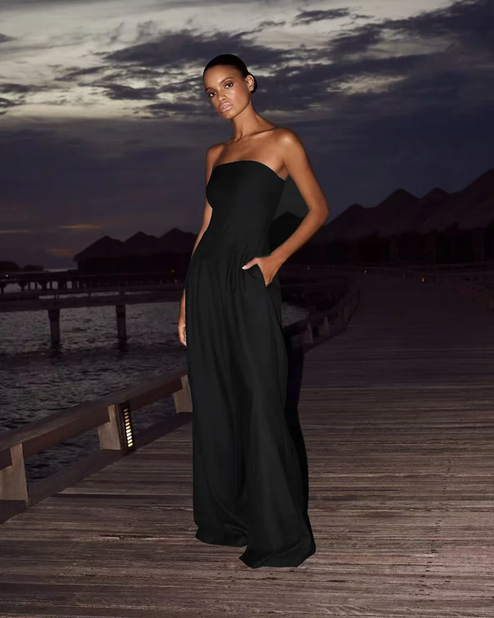 Elegante mono de noche sin tirantes con pantalón amplio para eventos y fiestas