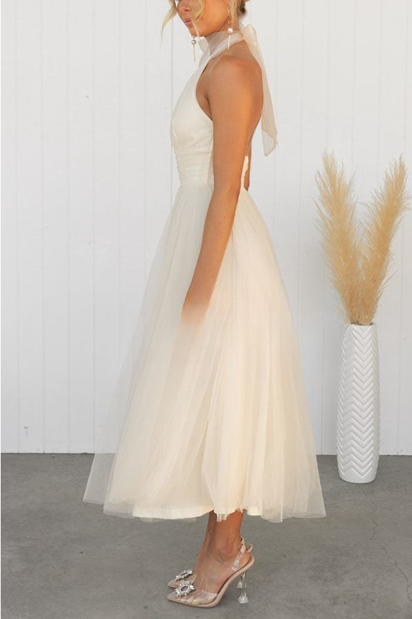 Vestido maxi con cuello halter y detalles fruncidos para un mira sofisticado