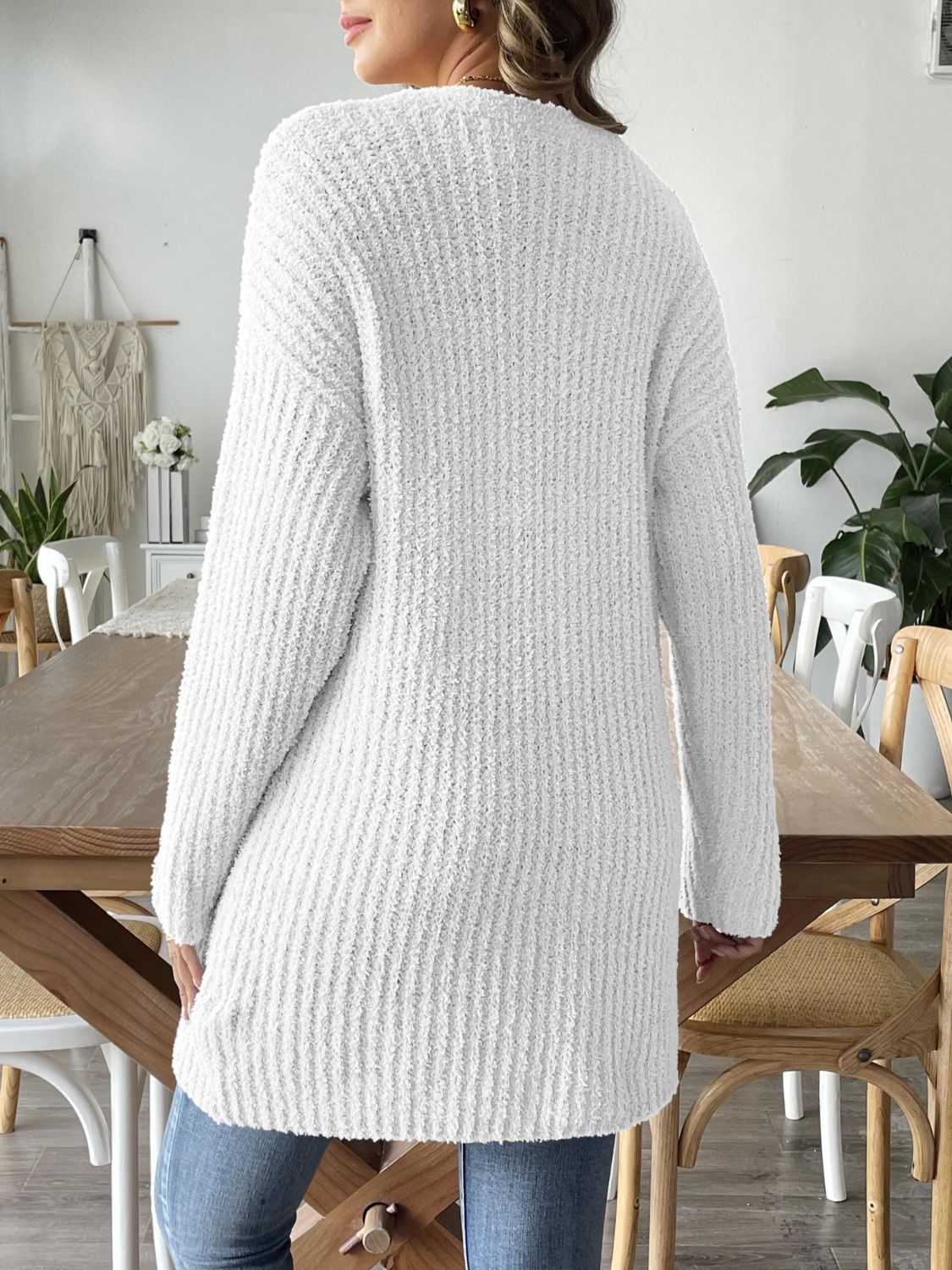 Un cárdigan abierto y cómodo con un diseño original para looks con estilo.