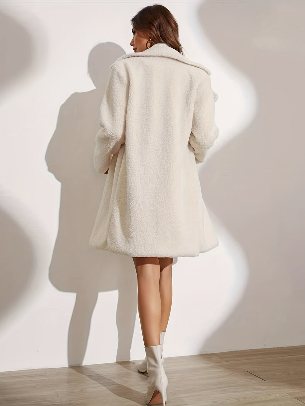 Abrigo elegante y acogedor con diseño moderno