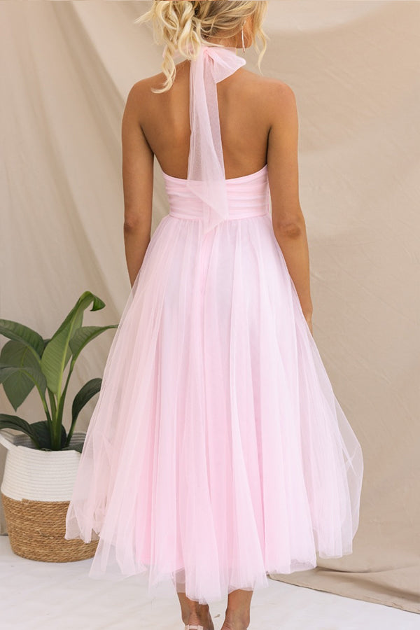 Vestido maxi con cuello halter y detalles fruncidos para un mira sofisticado