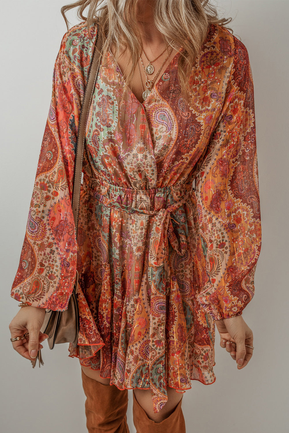Vestido mini boho con estampado paisley, mangas largas y cinturón fruncido