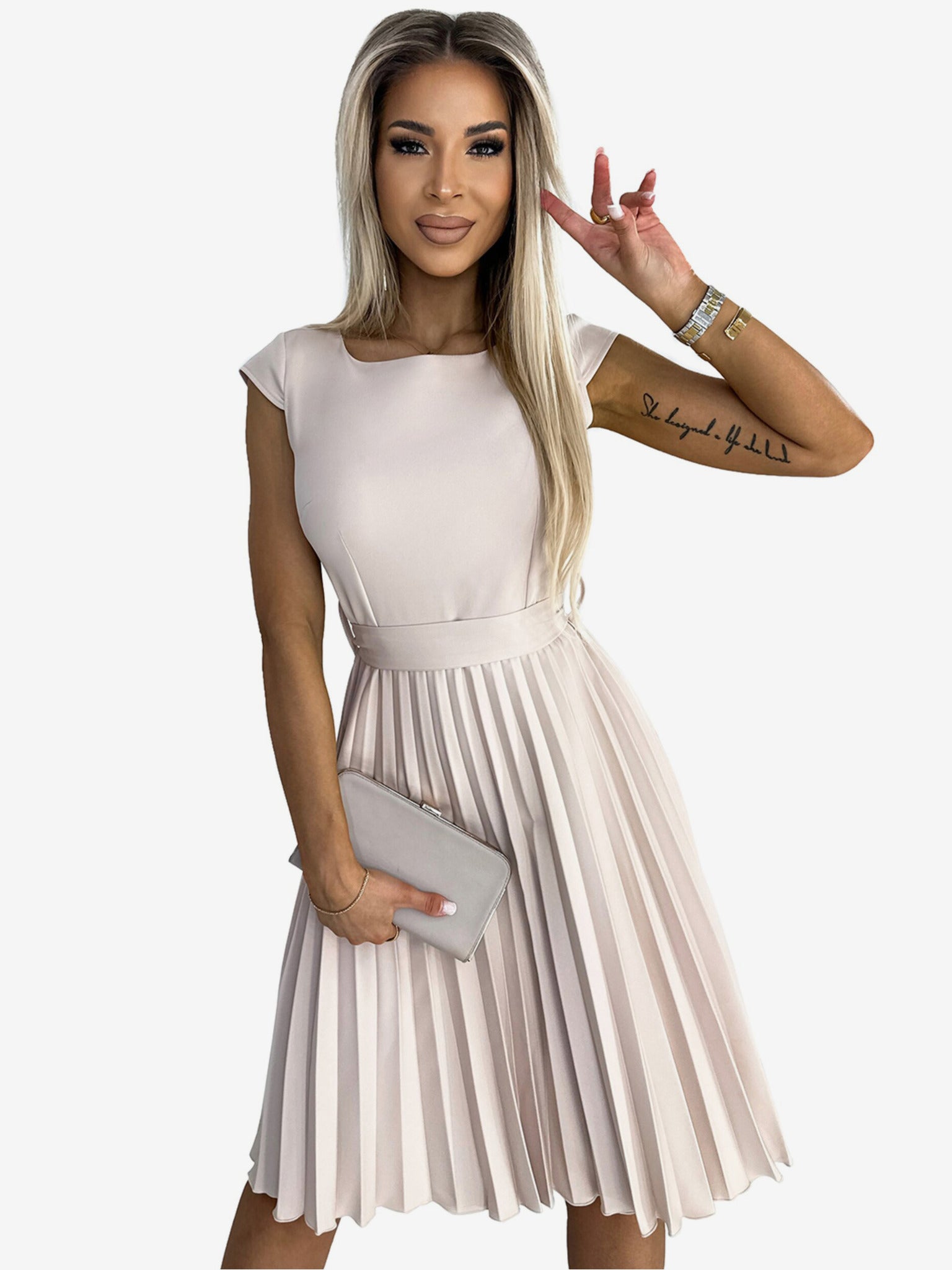 Vestido elegante de manga corta con falda plisada, ideal para cualquier ocasión