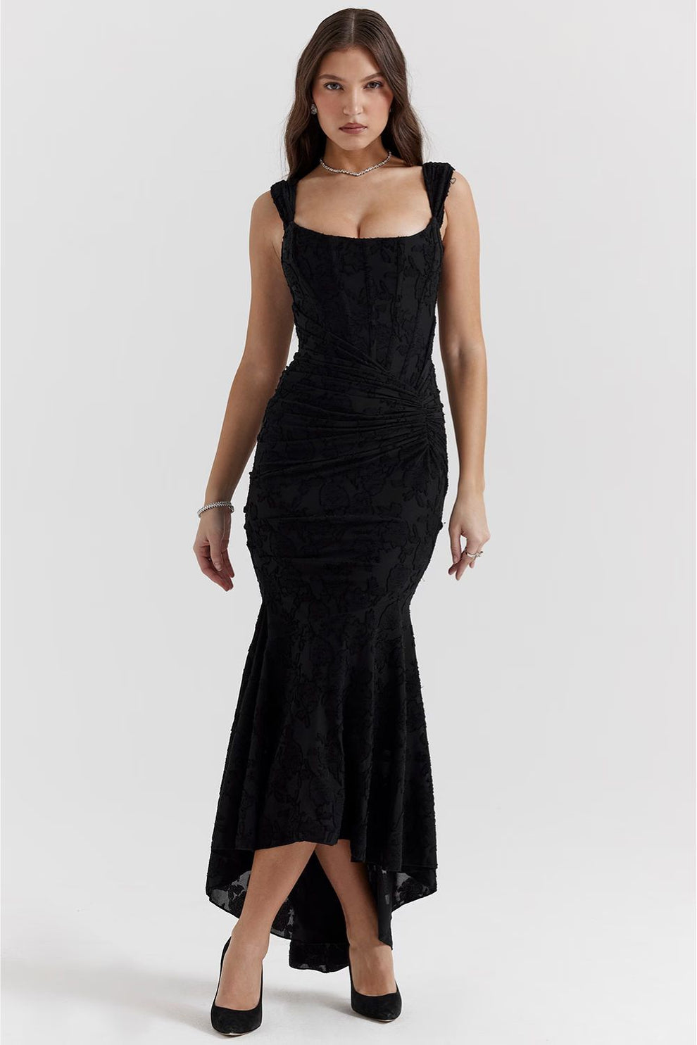 Vestido largo con diseño ajustado en la parte superior y estilo elegante