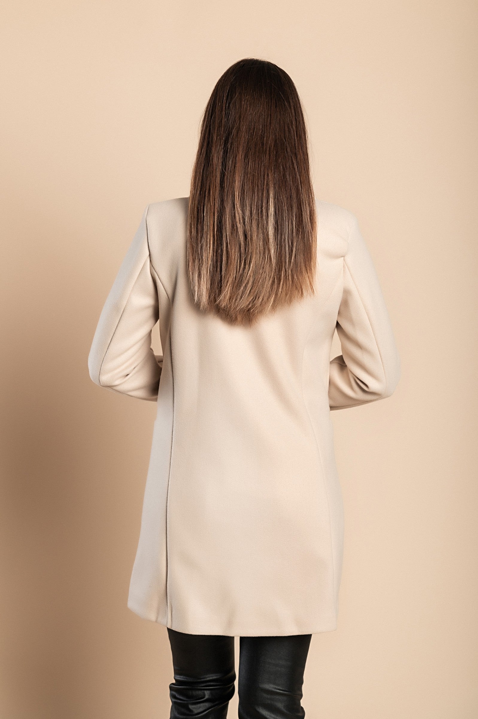 Abrigo elegante de mujer con un solo botón y diseño sofisticado
