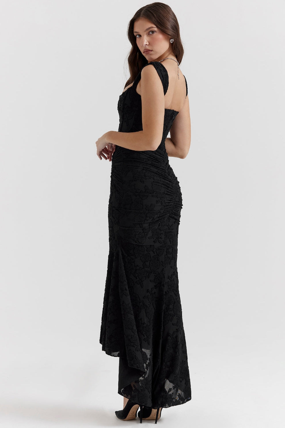 Vestido largo con diseño ajustado en la parte superior y estilo elegante