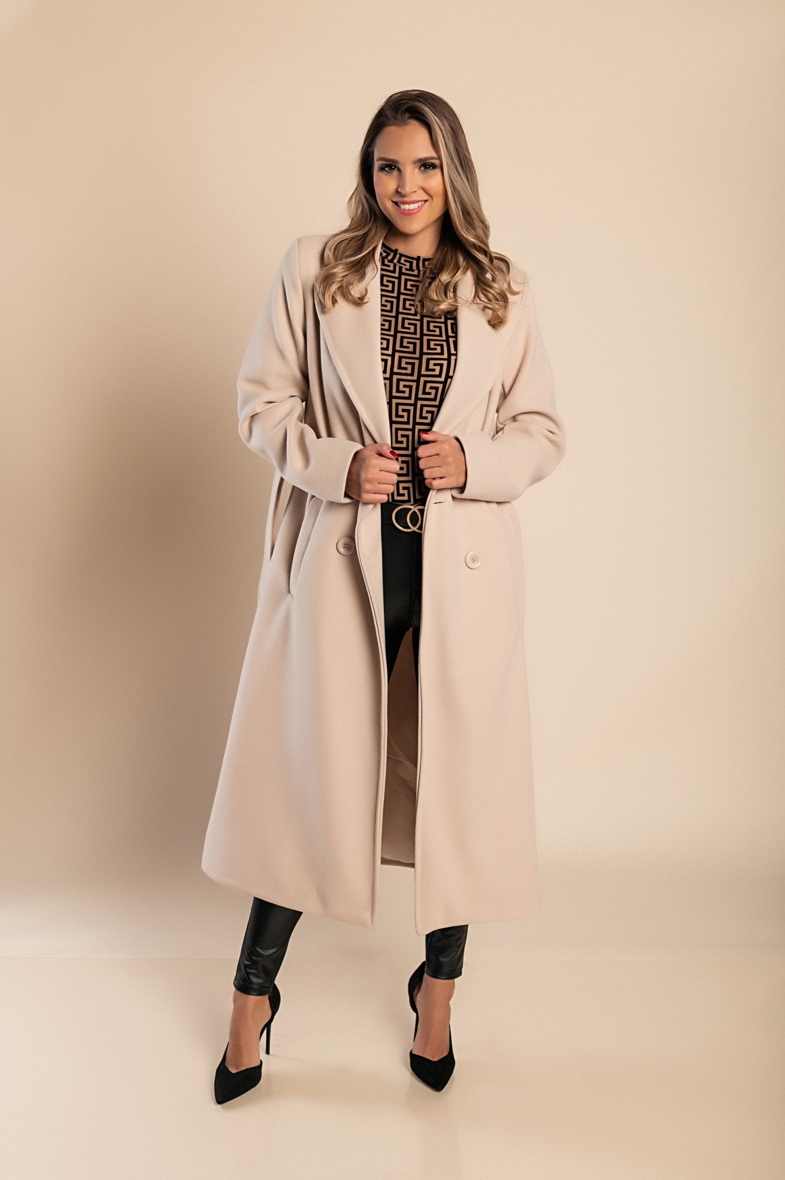 Abrigo largo elegante para mujer con cierre de botones y diseño sofisticado